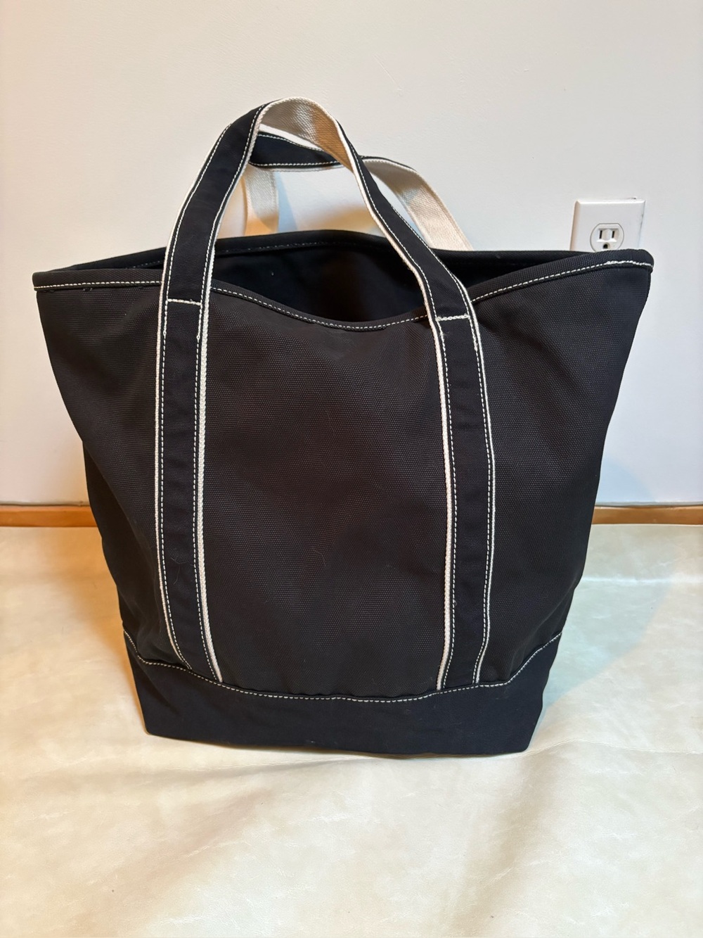 Lands End XLG canvas zip tote in excellent condition